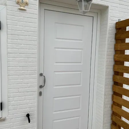 Seaside Temporary House Apartman *